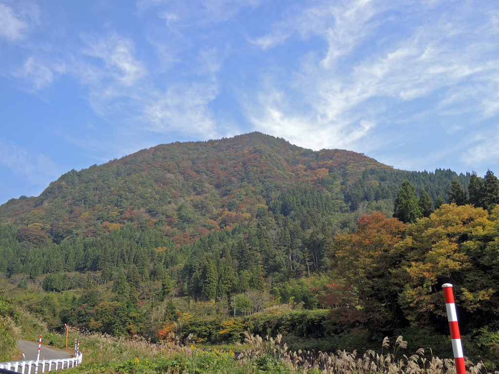 八尾にあるお気軽に登れる人気の山 夫婦山 東松瀬口ルート 10月 滝と名水と登山 From 富山